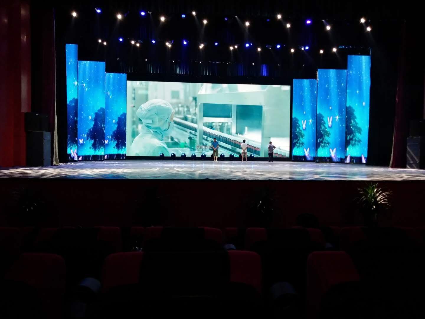 對開移動(dòng)翻轉(zhuǎn)LED屏1