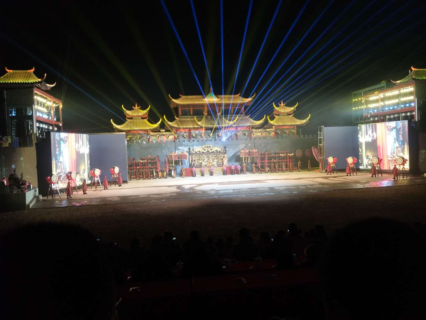 對開移動(dòng)翻轉(zhuǎn)LED屏4