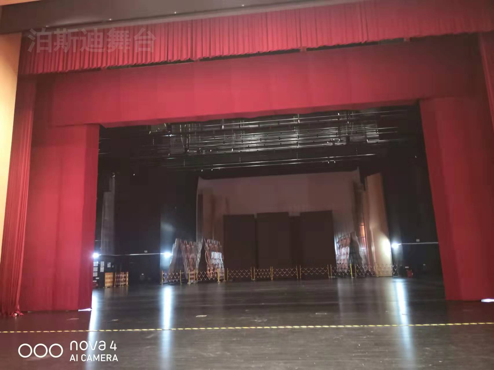 假臺口、燈光渡橋