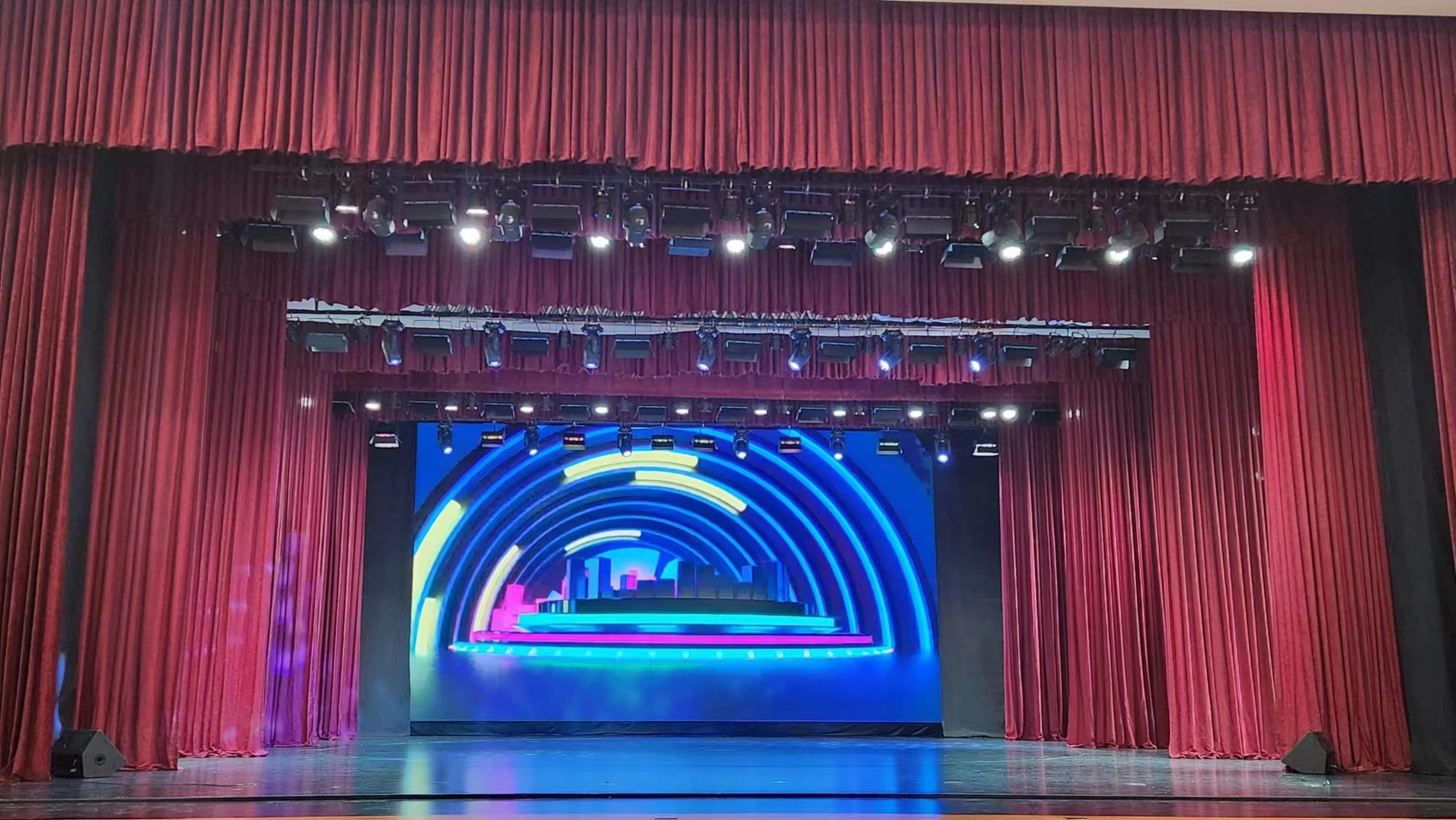 蒙古國 肯特會(huì)議中心劇院 舞臺機(jī)械、燈光、音響、LED屏項(xiàng)目已順利交付使用